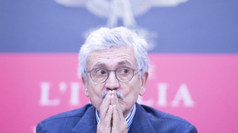 «La Cina è aggredita e reagisce». Meno male che c’è Max a difenderla