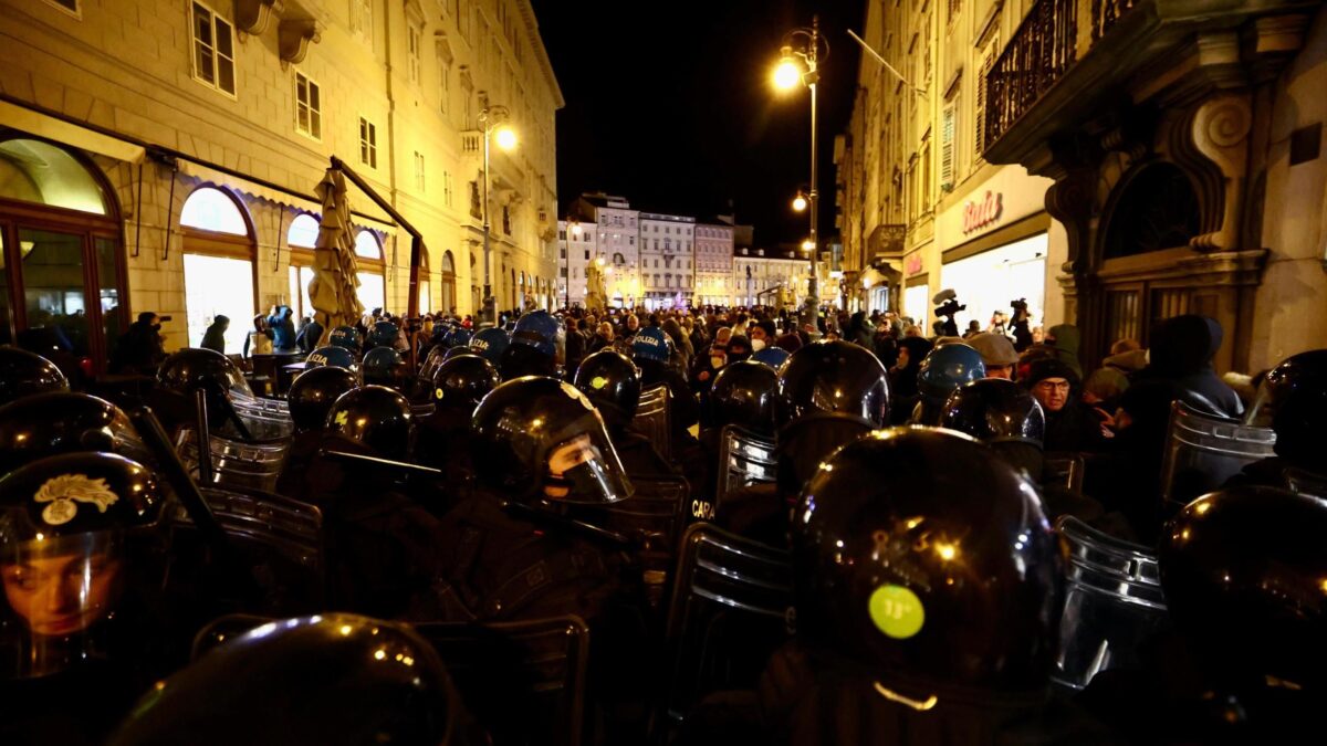 A Trieste sfilano in 8.000, scontri e 12 fermi