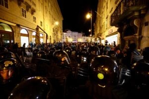 A Trieste sfilano in 8.000, scontri e 12 fermi