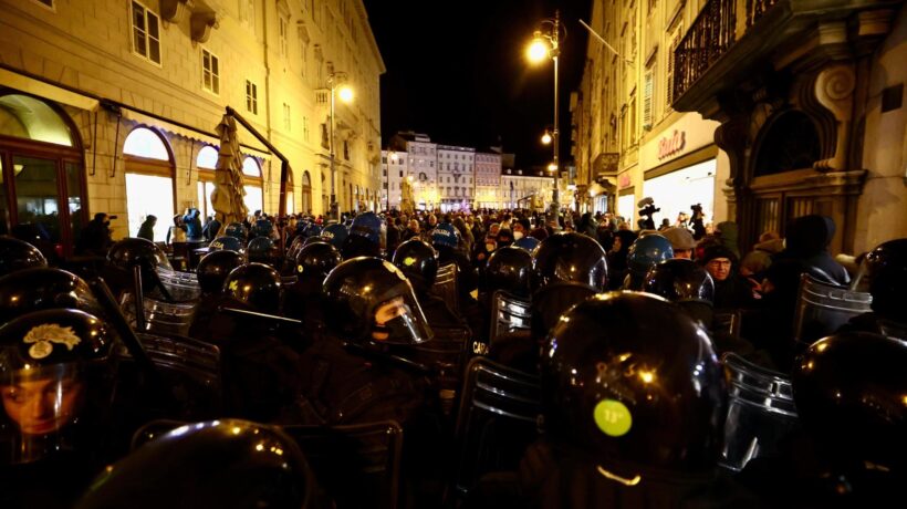 A Trieste sfilano in 8.000, scontri e 12 fermi