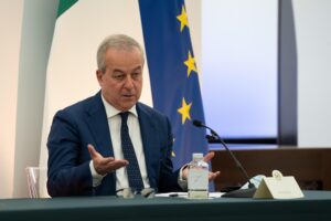 «Piano per salvare il Natale». Rispolverano i vecchi titoli per rendere la crisi infinita