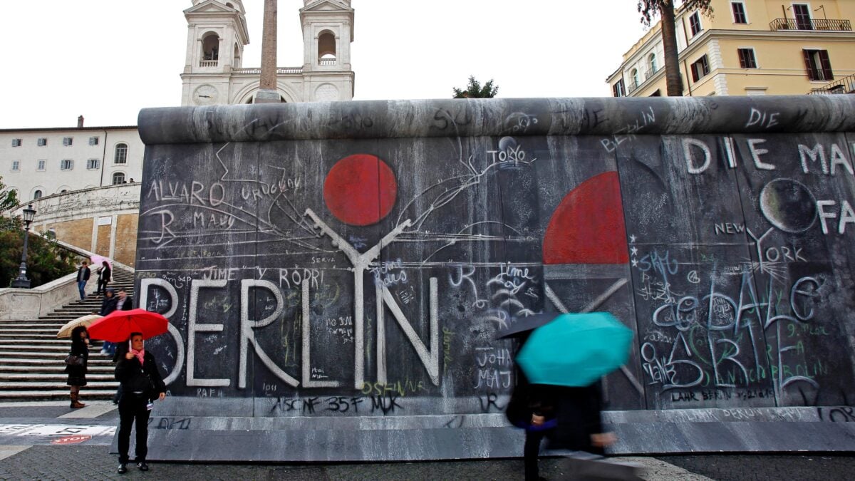 Il nuovo Muro del delirio sanitario va abbattuto come quello di Berlino