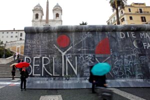 Il nuovo Muro del delirio sanitario va abbattuto come quello di Berlino