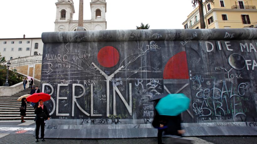 Il nuovo Muro del delirio sanitario va abbattuto come quello di Berlino