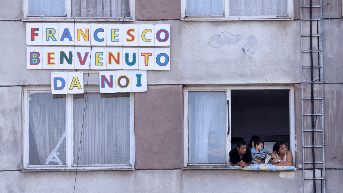 Il Papa gioca con i rom e li premia