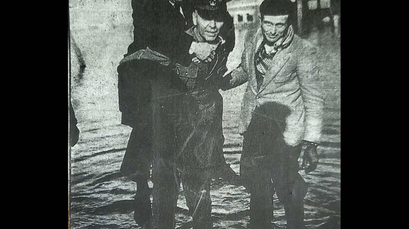 Il commissario straordinario per il Polesine On. Giuseppe Brusasca sulle spalle di un Carabiniere (courtesy famiglia Brusasca-Gallizia)