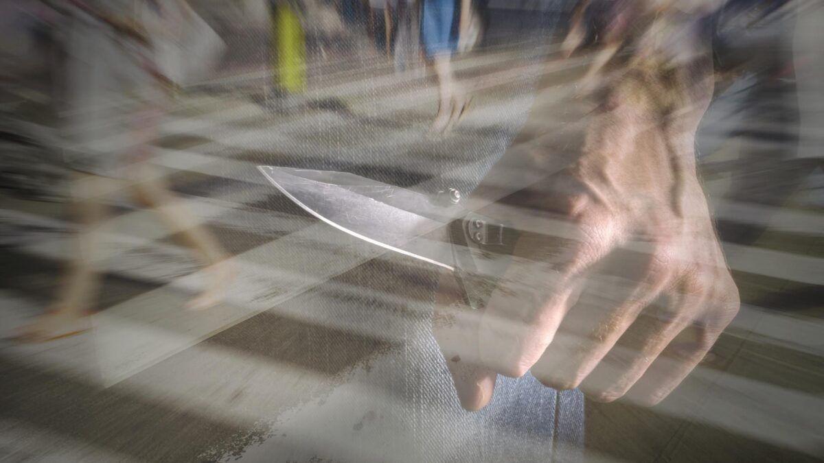 Clandestino urla «Allah Akbar» e accoltella i passanti a Piacenza