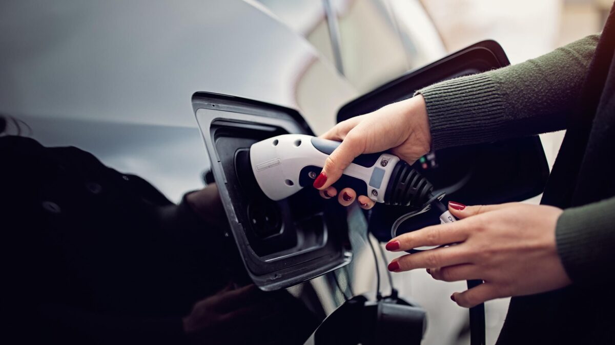 La grande gretinata dell’auto full electric vettura «per poveri» che costa carissima