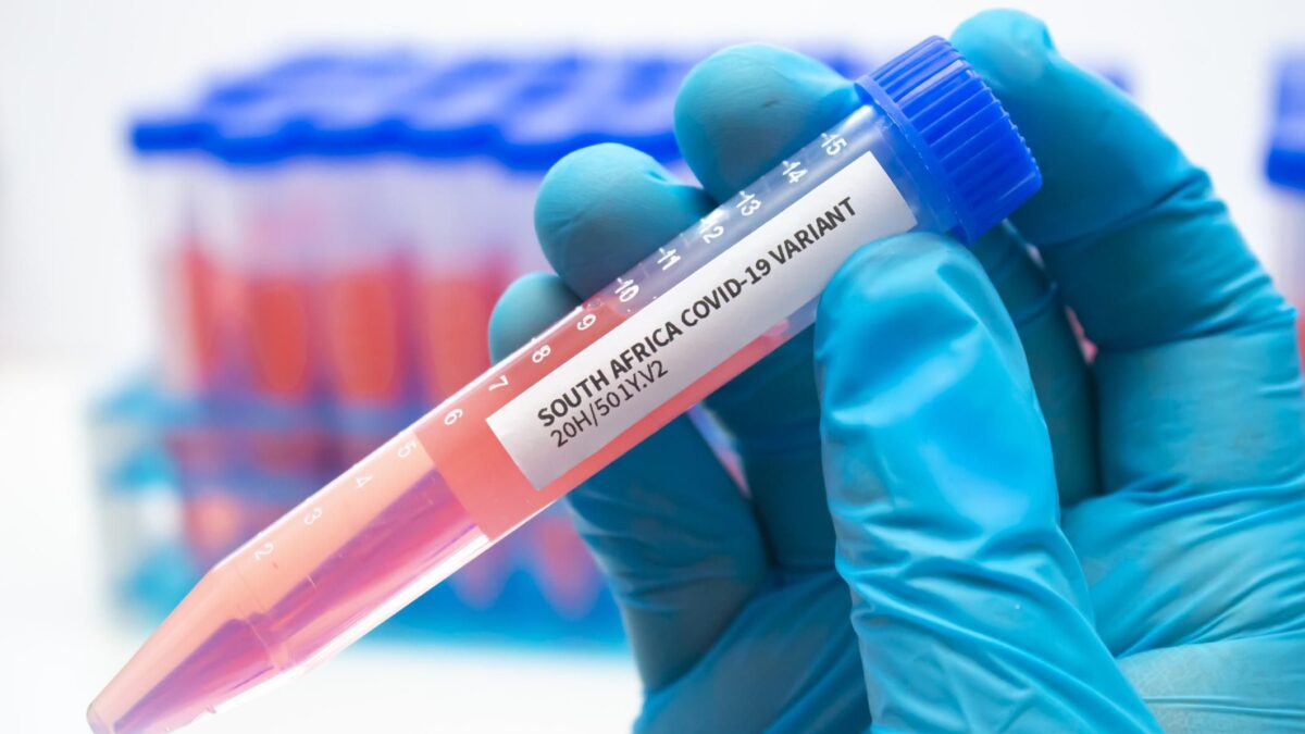 L’ultima variante giunta dal Sudafrica spaventa il mondo e sbarca pure in Italia