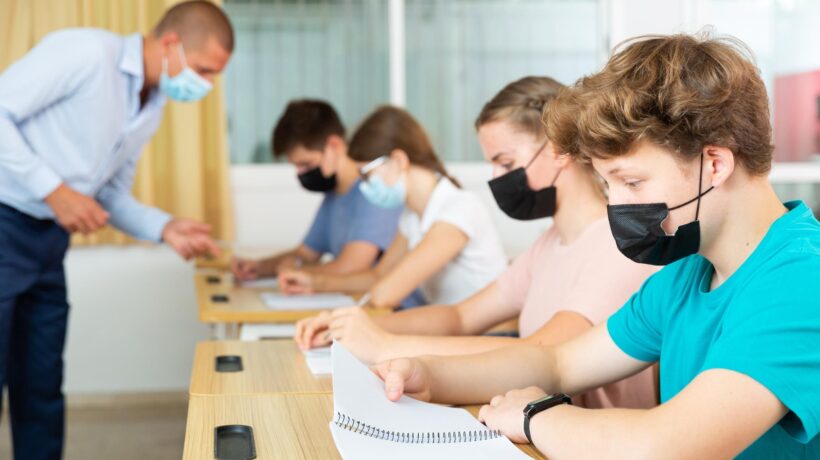 Il governo: vaccinati in classe, gli altri a casa