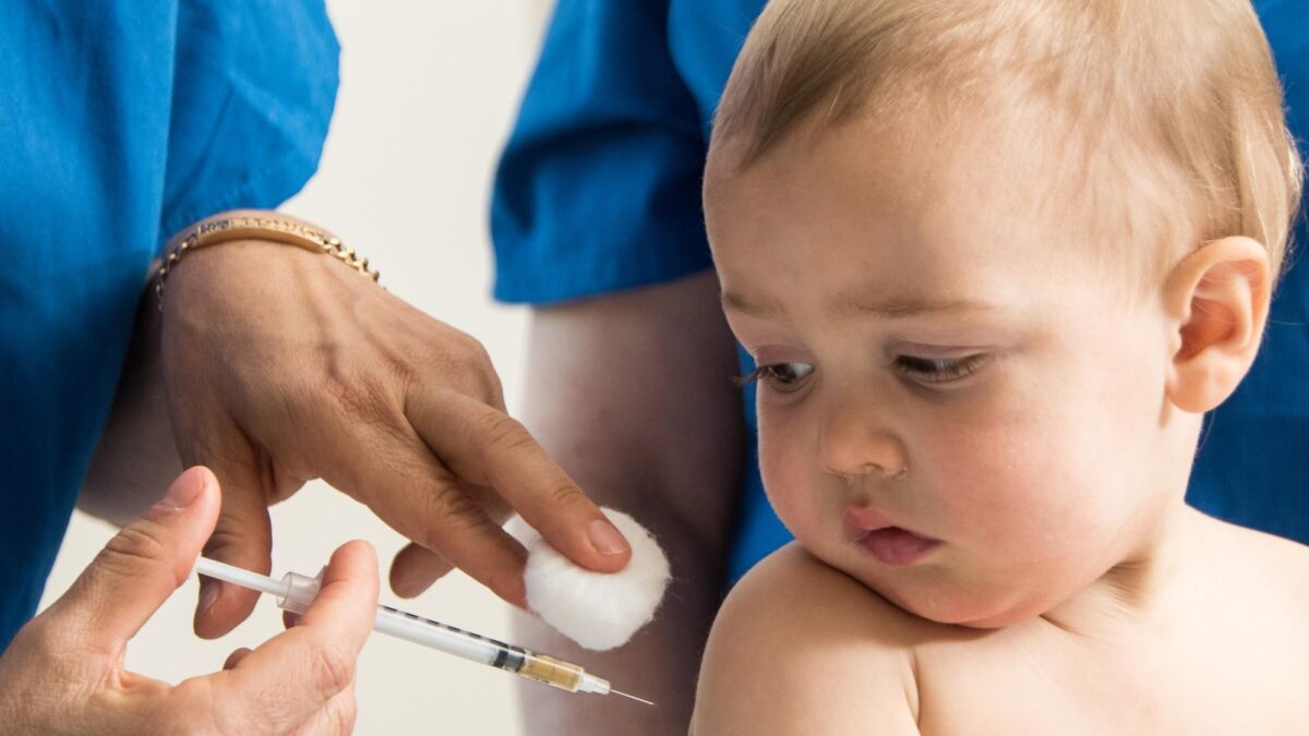 Il vero allarme-bimbi: forniture a rischio anche per il tetravalente