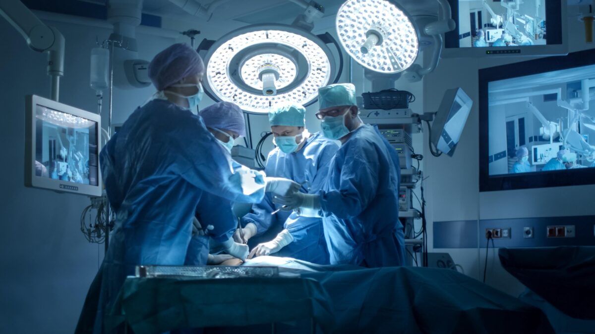 Per avere più medici a vaccinare chiudono anche le sale operatorie