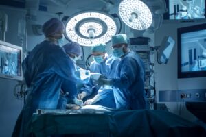 Per avere più medici a vaccinare chiudono anche le sale operatorie