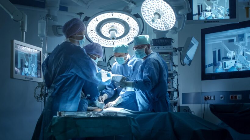 Per avere più medici a vaccinare chiudono anche le sale operatorie