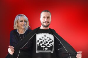 Per ridicolizzare chiunque dissenta scendono in campo i comici di regime