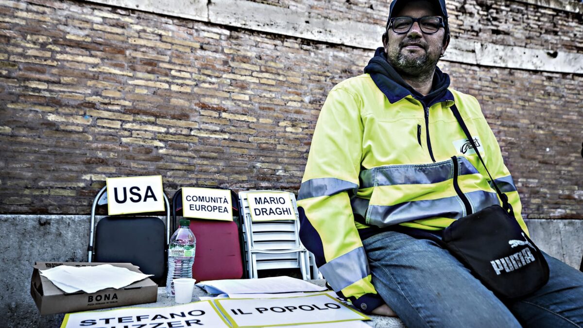 Dal Daspo a Puzzer alle piazze vietate. O accetti il pass o finisci imbavagliato