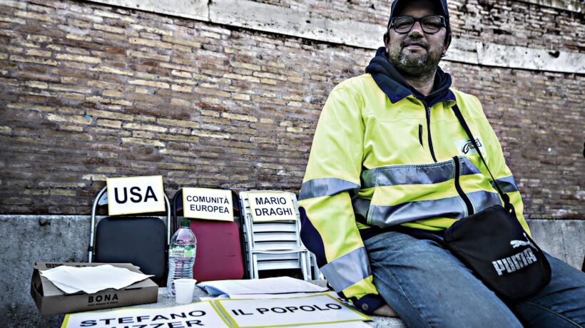 Dal Daspo a Puzzer alle piazze vietate. O accetti il pass o finisci imbavagliato