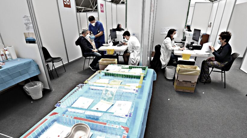 È corsa alla terza dose a tappeto. Ma almeno il 30% degli hub è chiuso