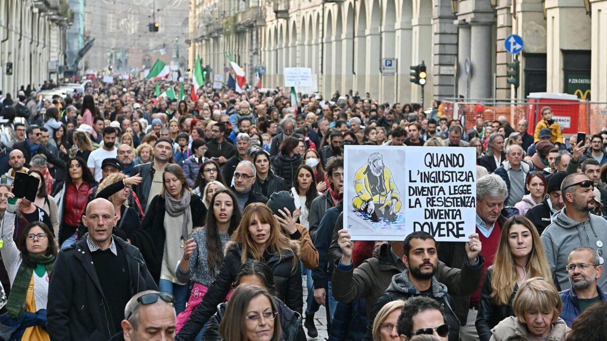Ormai ai no vax si può dare la colpa di tutto. Pure della crisi