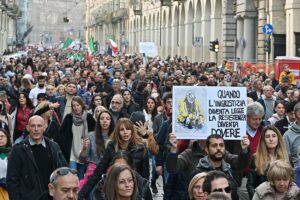 Ormai ai no vax si può dare la colpa di tutto. Pure della crisi