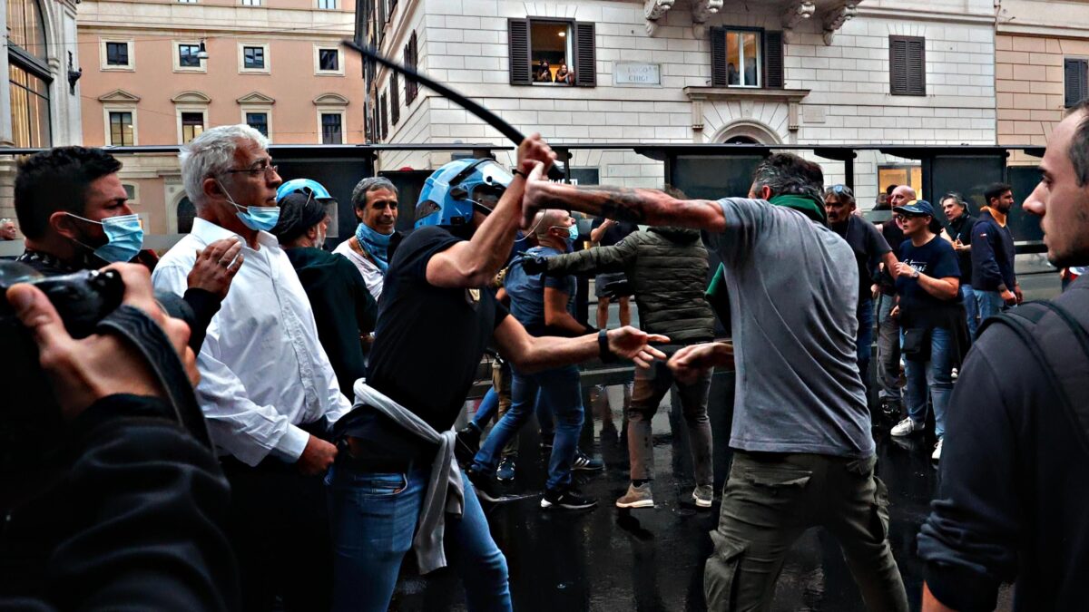 Sì vax  contro no pass: la lotta civile  che piace al potere