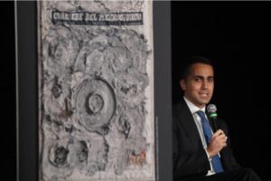 Di Maio bussa con il cappello in mano per affiliare i grillini ai socialisti Ue
