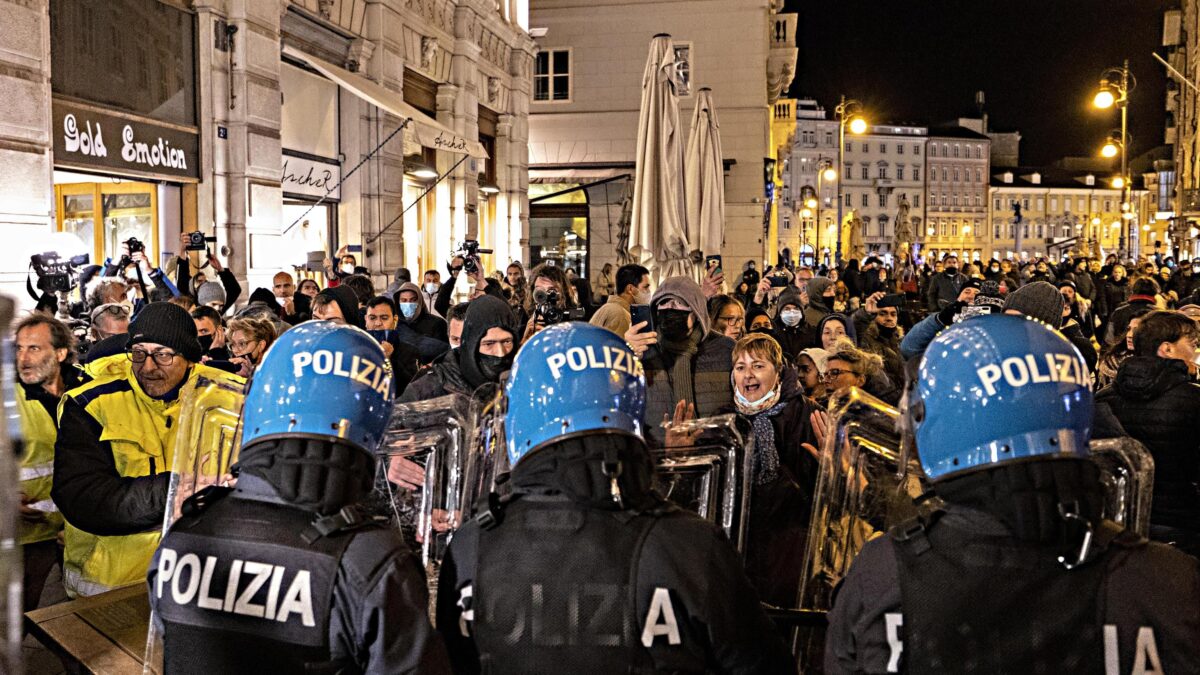 Il Viminale vieta le manifestazioni e i talebani sanitari applaudono