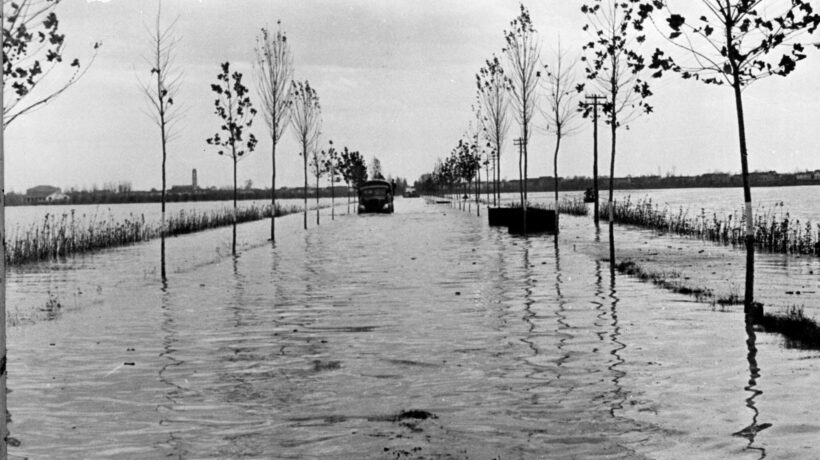Una strada invasa dalle acque del Po (Ansa)