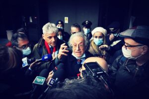 C’è un filo rosso che lega Bibbiano al vaccino forzato ai figli degli altri
