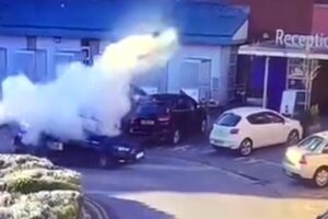 Tassista sventa l’attentato chiudendo in auto il kamikaze. È allerta terrorismo in Gb