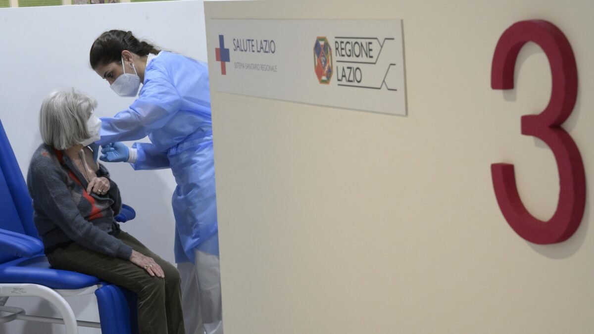 Crescono i contrari alla terza dose. Anche tra i sanitari
