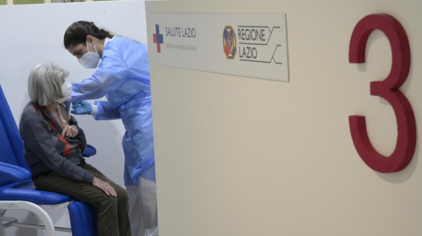 Crescono i contrari alla terza dose. Anche tra i sanitari