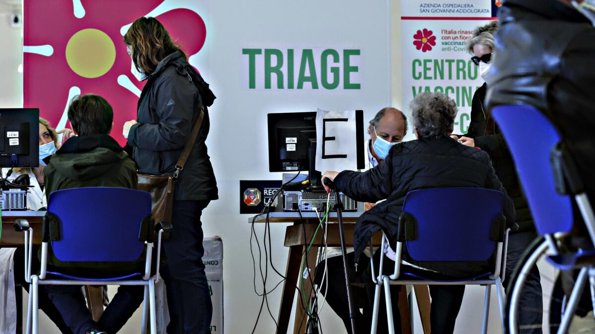 Terza dose, corsa contro un muro. La Lombardia frena: «Date incerte»