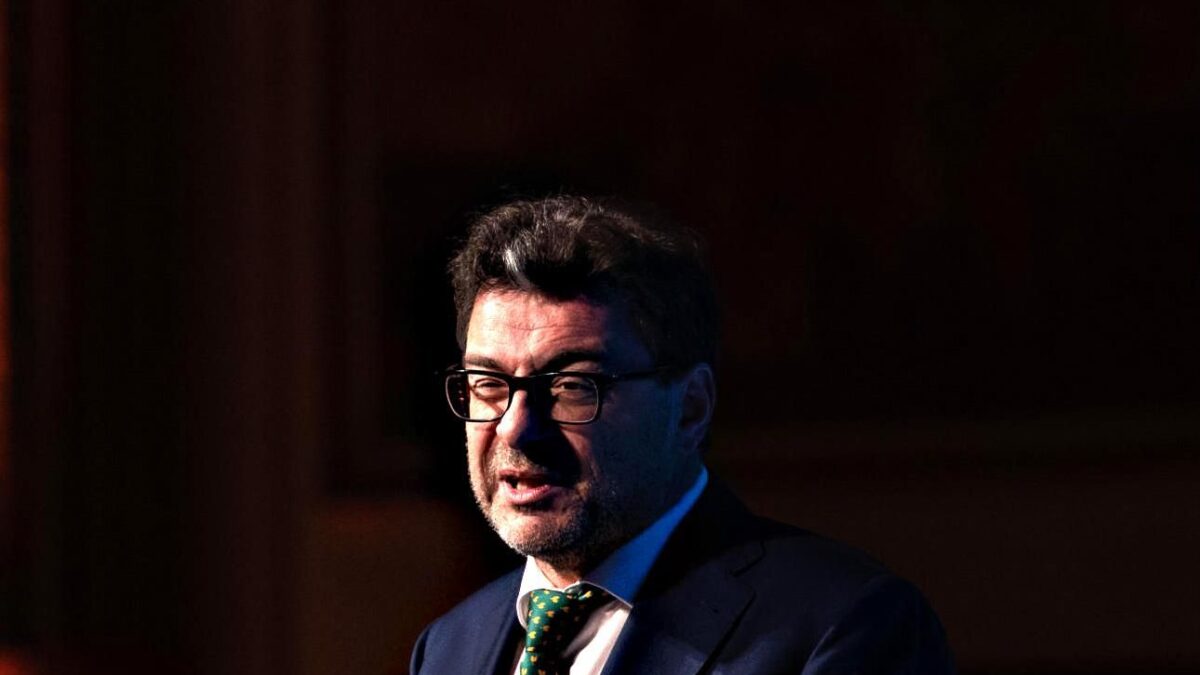 Giorgetti svicola sullo scorporo ma apre al fondo americano in Tim