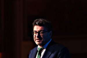 Giorgetti svicola sullo scorporo ma apre al fondo americano in Tim
