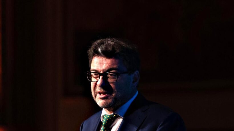 Giorgetti svicola sullo scorporo ma apre al fondo americano in Tim