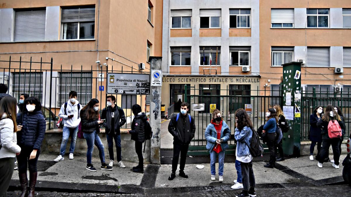 Adolescenti, alberghi, insegnanti. Il nuovo decreto è pieno di falle