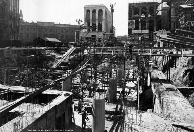 Costruzione del rifugio pubblico sotto Piazza Duomo a Milano. Si vede la colonna circolare ancora visibile nella fermata della Metropolitana (Lombardia Beni Culturali)