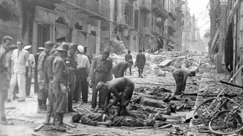 Palermo, corso Vittorio Emanuele. Le vittime di un'incursione aerea (courtesy Wil Rothier)