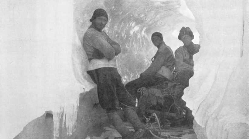 Appoggiato al tunnel di ghiaccio a sinistra Edgar Evans, il primo a morire sulla via del ritorno (Getty Images)