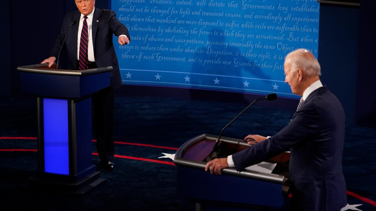 Biden disperato: loda Trump per scamparla