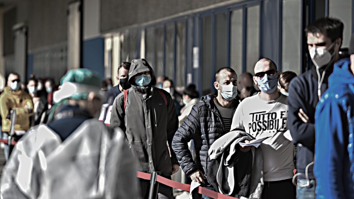 Gli stessi contagi di un anno fa. Ma ora non c’è emergenza