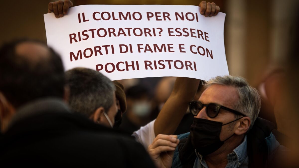 Licenziamenti, zero ristori e tasse. Oltre al danno Covid, la beffa Stato