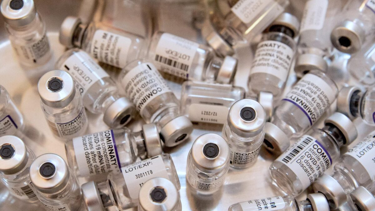 Se Omicron perfora i vaccini in commercio fissarsi con il pass è un insulto alla logica