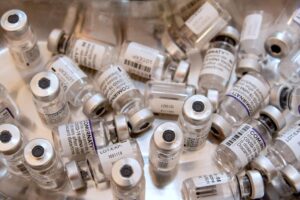 Se Omicron perfora i vaccini in commercio fissarsi con il pass è un insulto alla logica
