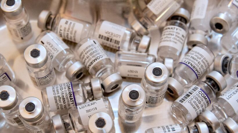 Se Omicron perfora i vaccini in commercio fissarsi con il pass è un insulto alla logica