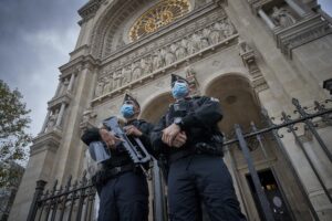 La via crucis dei cristiani francesi: 686 attacchi a chiese e sacerdoti