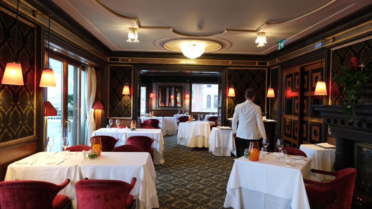 La minaccia di nuovi divieti affossa ristoranti e hotel: già persi 2 miliardi di incassi