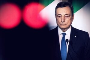 Ci tengono in emergenza per sgambettare Draghi