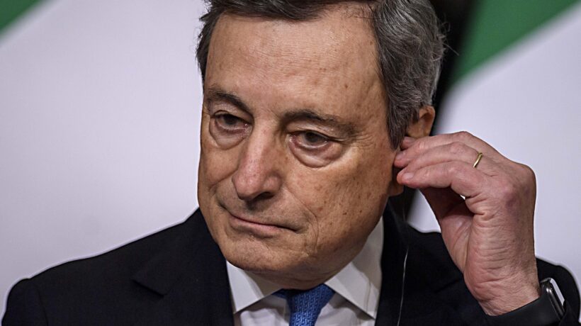 Verso il pass breve e l’obbligo di Ffp2. Ma Draghi tentenna